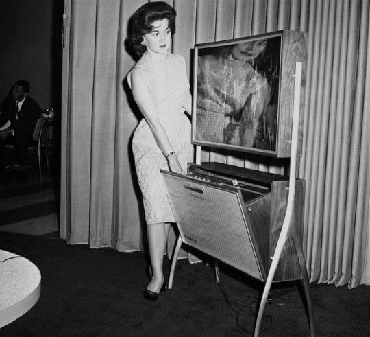 A thin flat TV screen with automatic timed recording for TV shows, 1961