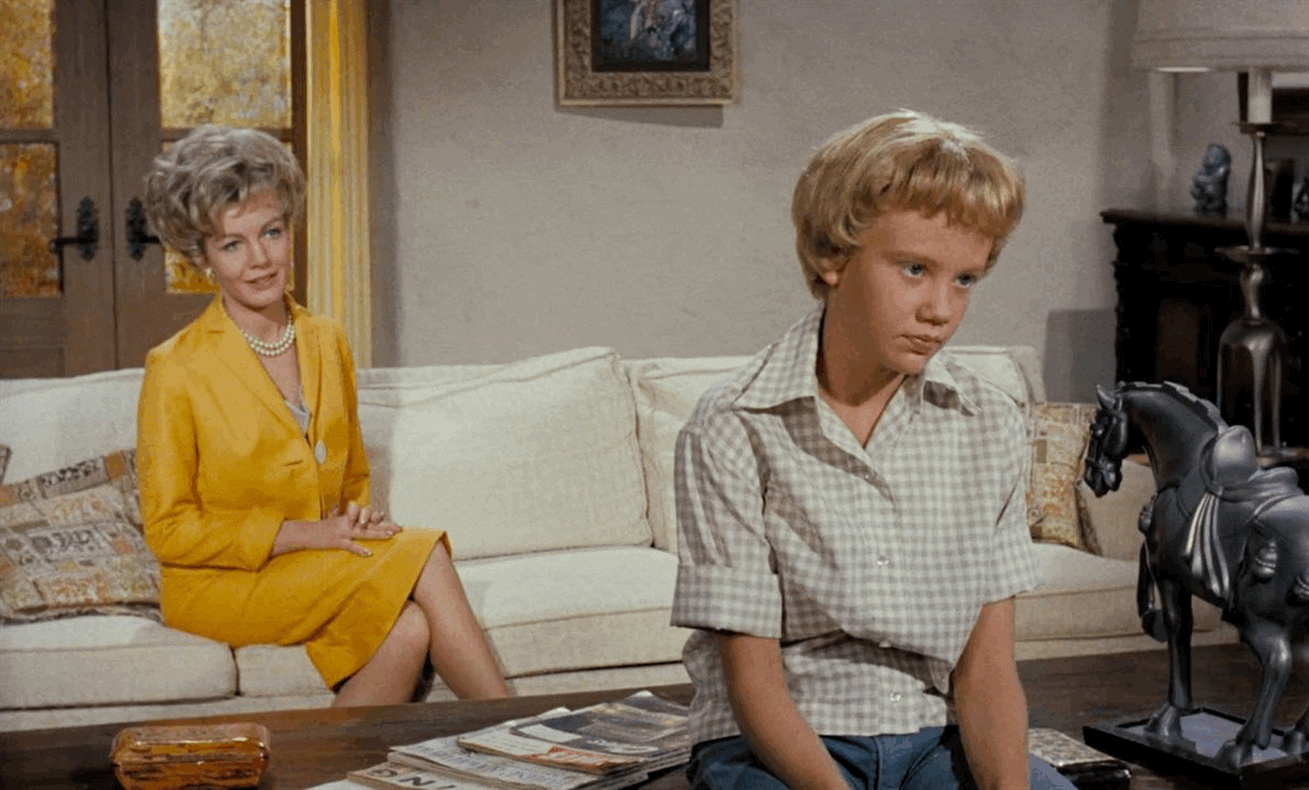 Joanna Barnes-Hayley Mills (The parent trap) 1961