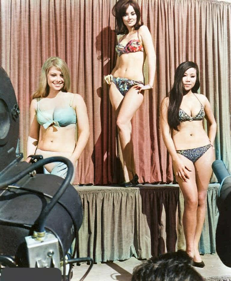 China Lee, Kathy Martin, and Debi Creger in The Swinger (1966)