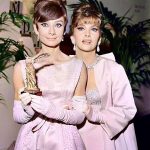 Audrey Hepburn et Gina Lollobridgida lors de la cérémonie des vingtièmes ‘Nuits du cinema’, à Paris, France, le 29 octobre 1965 .