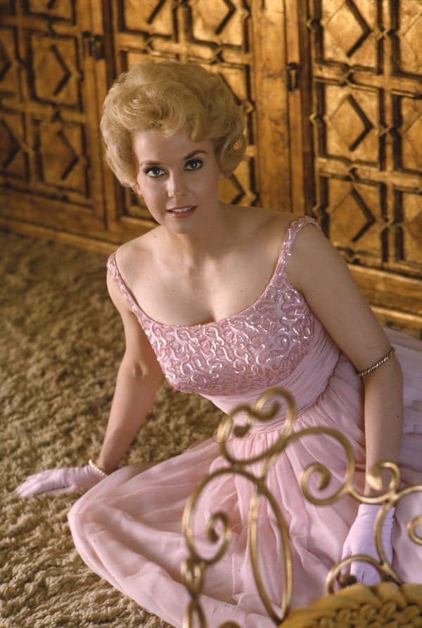 Donna Douglas is gorgeous here