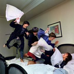 Harry-Benson-The-Beatles-Having-a-Pillow-Fight-Hotel-George-V-Paris-1964