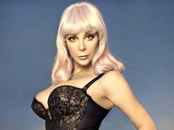 A-very-serious-Angelique-Pettyjohn_8hvkS__please_credit[palette.fm]