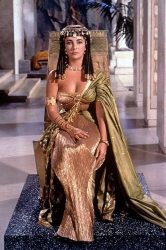 Elizabeth Taylor in Cleopatra (1963).